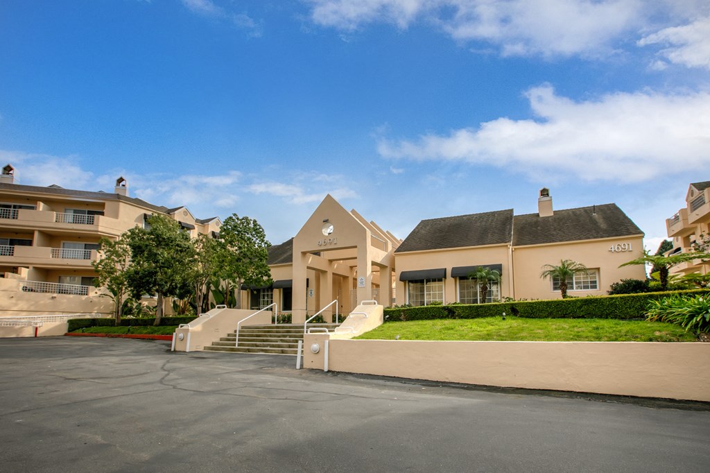 Apartment Building in Huntington Beach