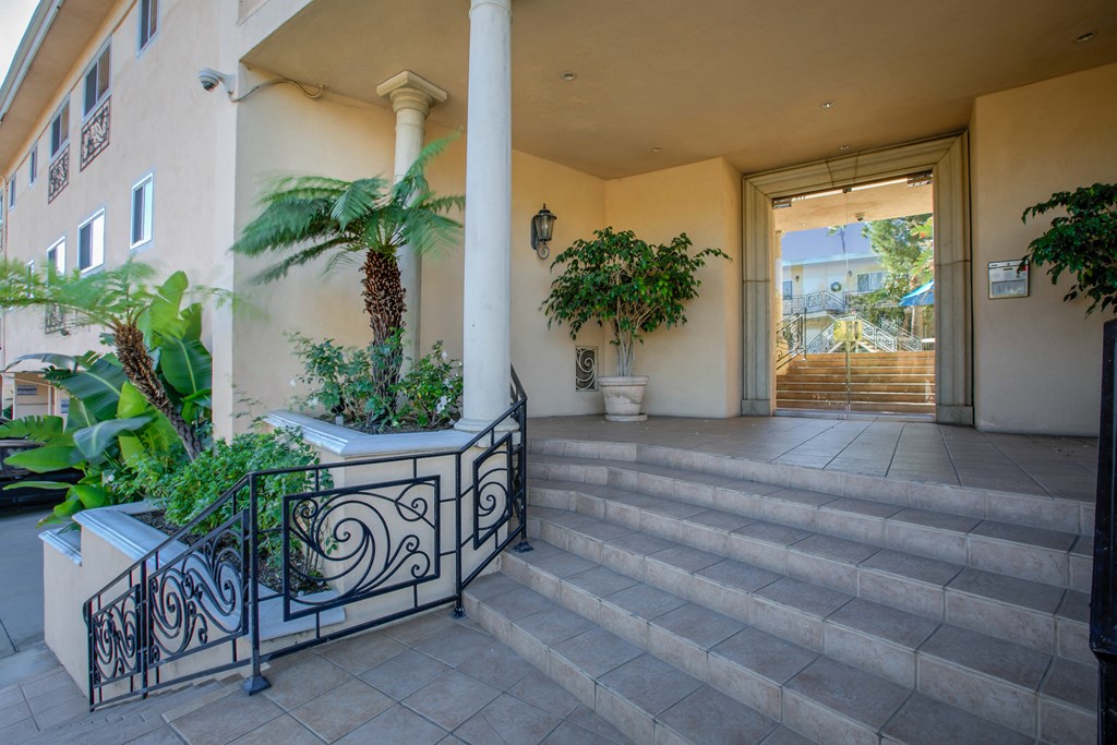 Apartment Building in Santa Monica Entrance