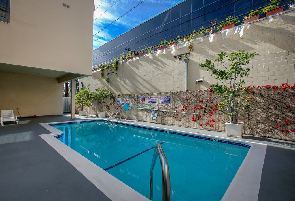 Apartment Building in Beverly Hills Pool