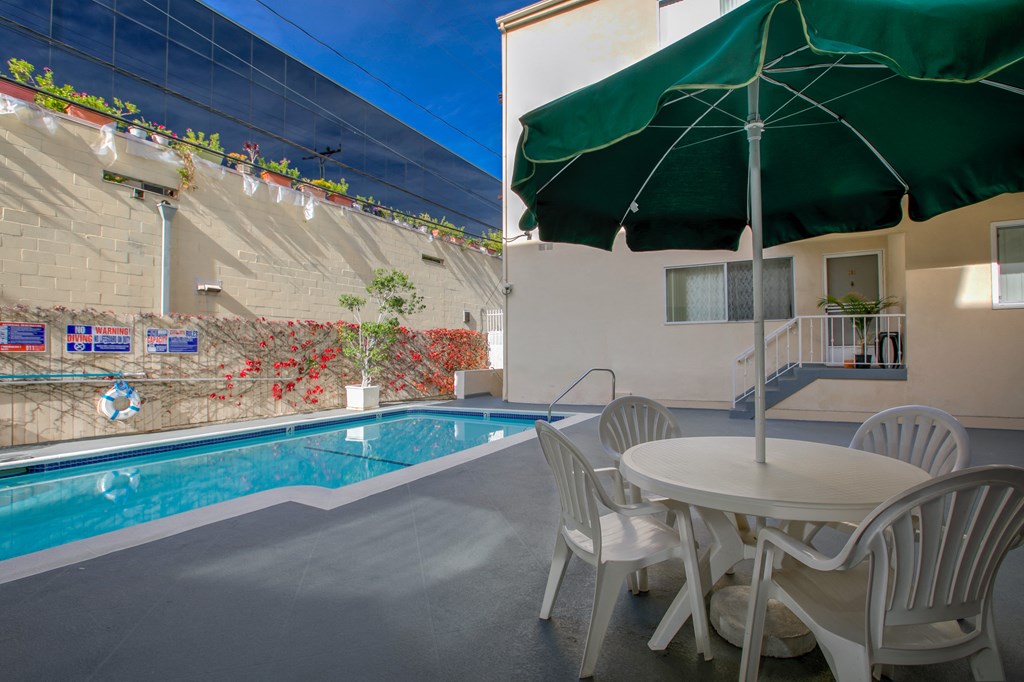 Apartment Building in Beverly Hills Pool