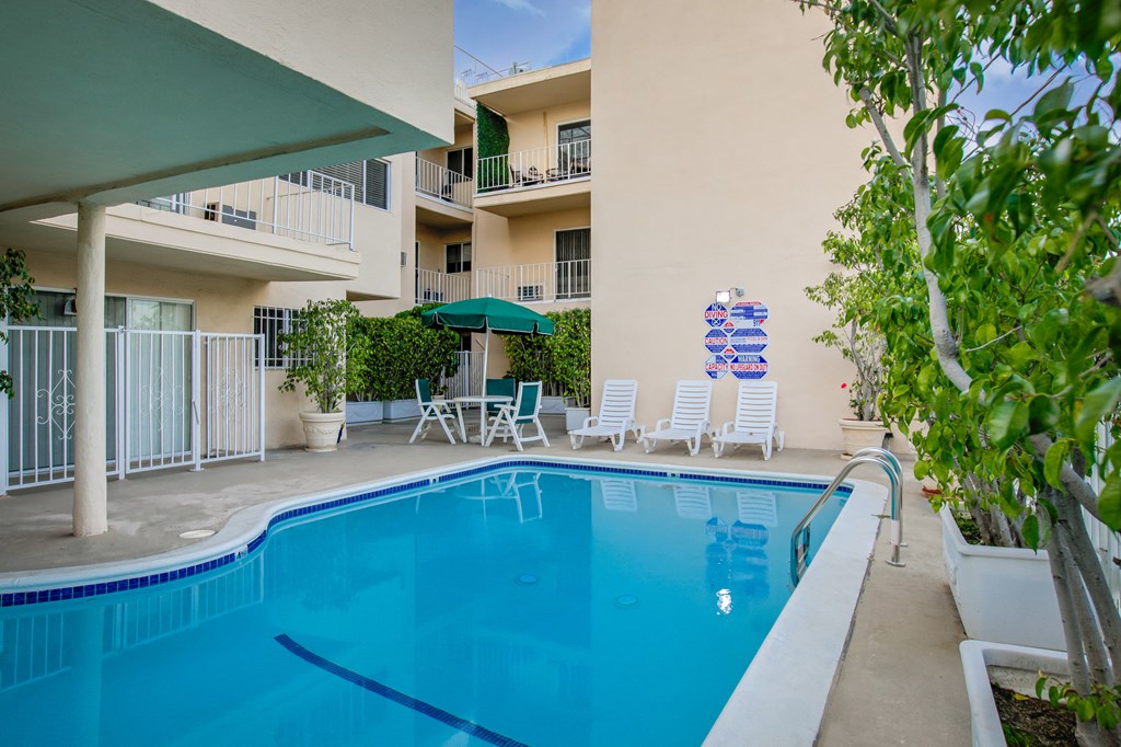 Apartment Building in Beverly Hills Pool