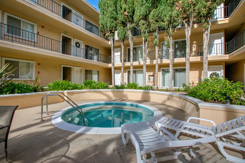Apartment Building in Northridge Jacuzzi