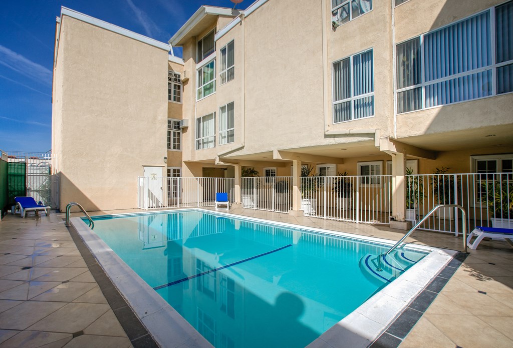 Apartment Building in Los Angeles Pool