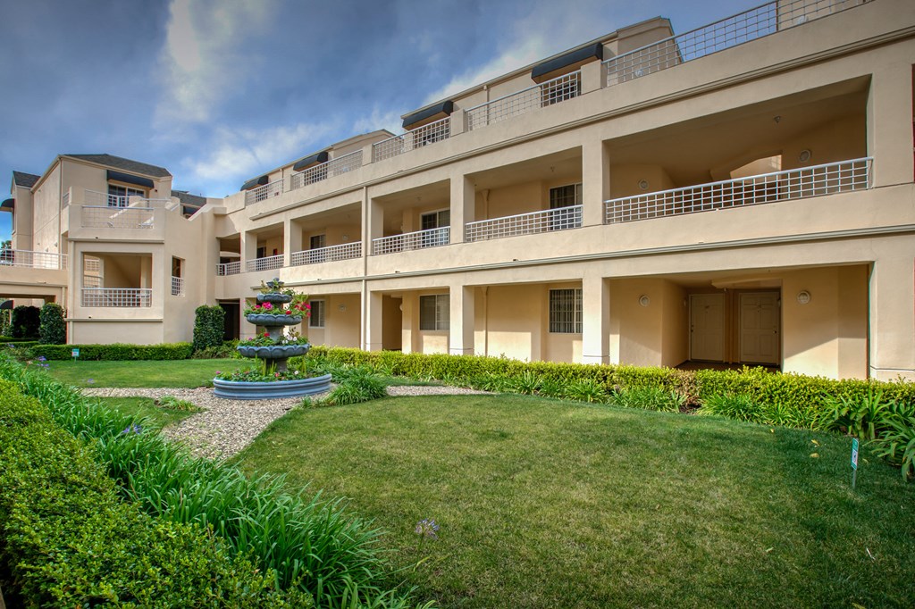 Apartment Building in Huntington Beach Courtyard