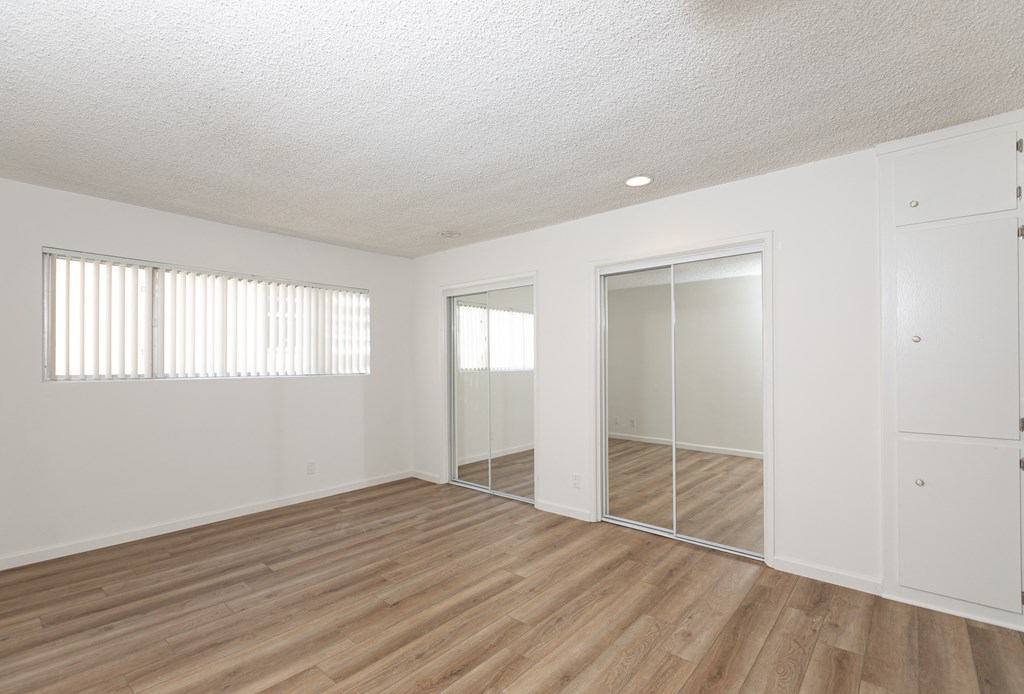 Bedroom with Mirrored Wardrobe