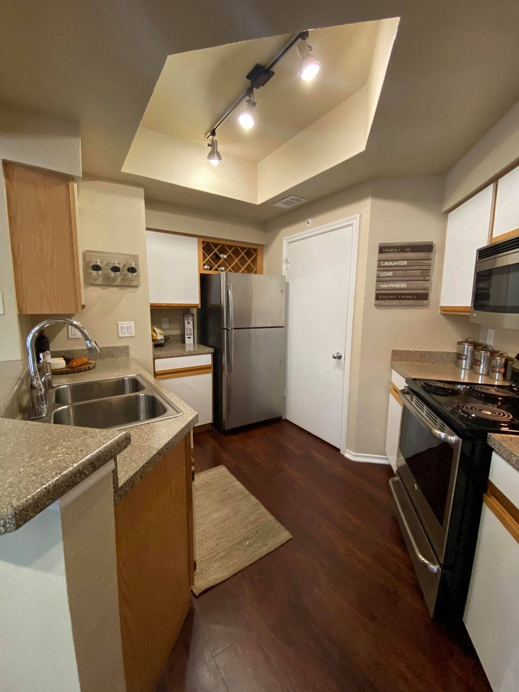 Large Kitchen at Waters Edge Apartment Homes, Georgetown