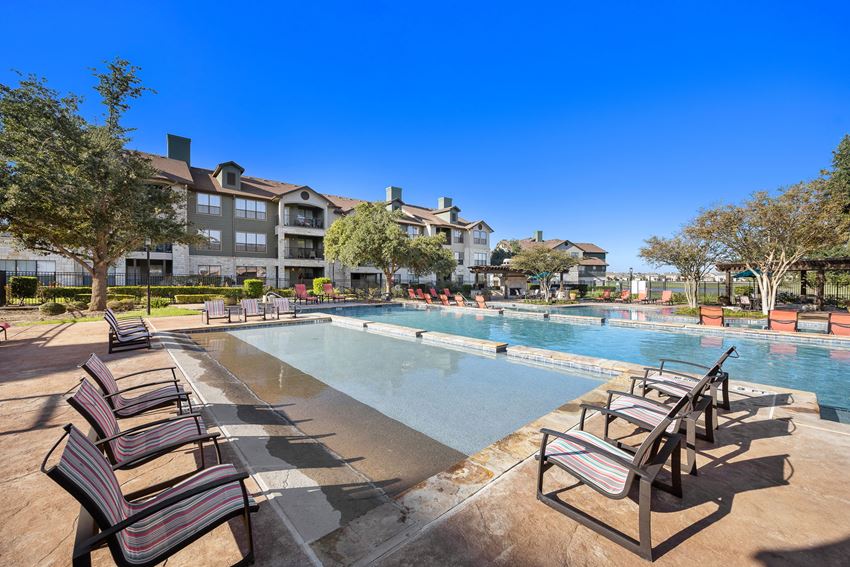 the pool at the preserve at ballantyne commons apartments