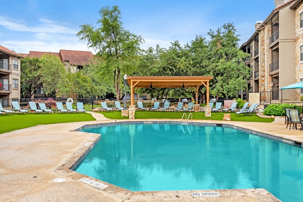 the swimming pool at Waters Edge Apartment Homes, Georgetown