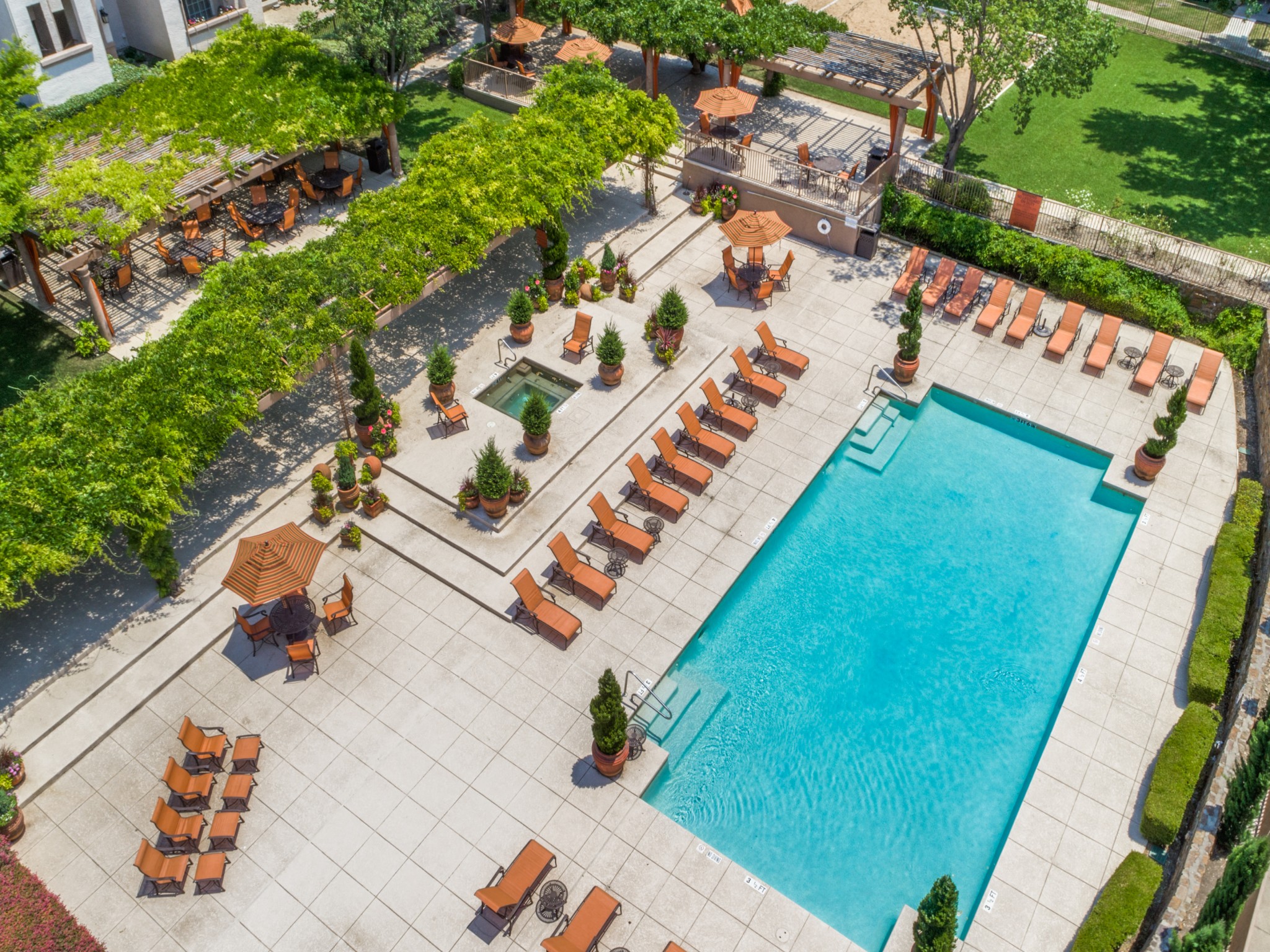 Pool and Spa at La Ventura Apartments, Plano, TX, 75093