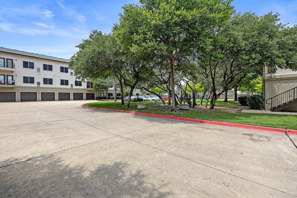 BBQ areas and mature trees at Artisan Apartments & Shops, Texas, 78729