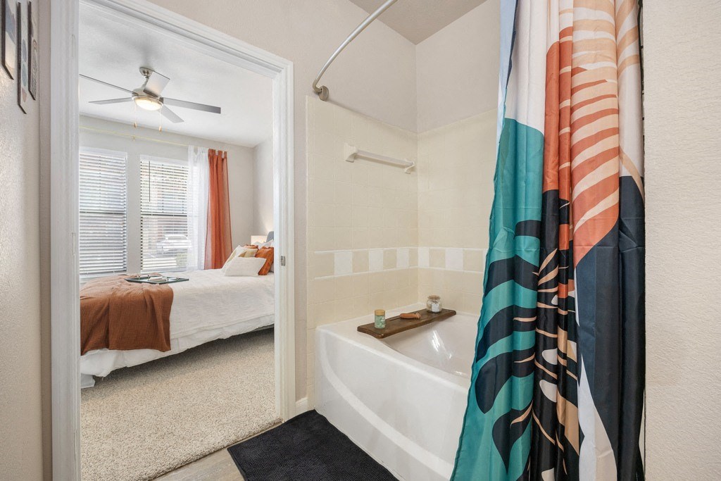 Oval Tub at Las Brisas Apartment Homes, Round Rock, TX