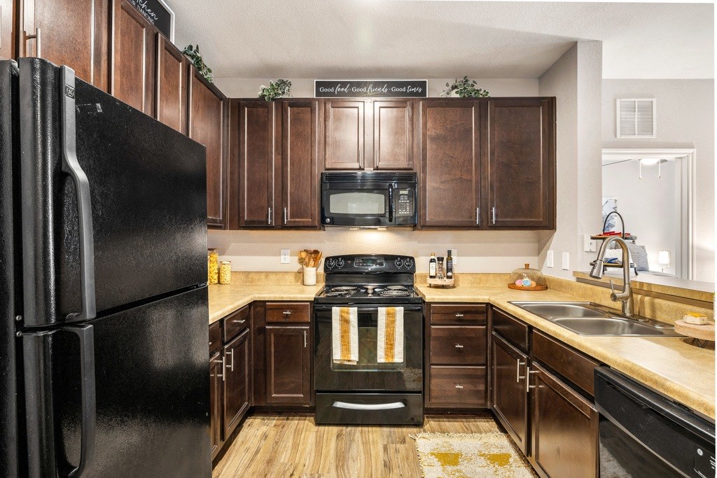 Fully Equipped Kitchen at Las Brisas Apartment Homes, Round Rock, TX, 78665