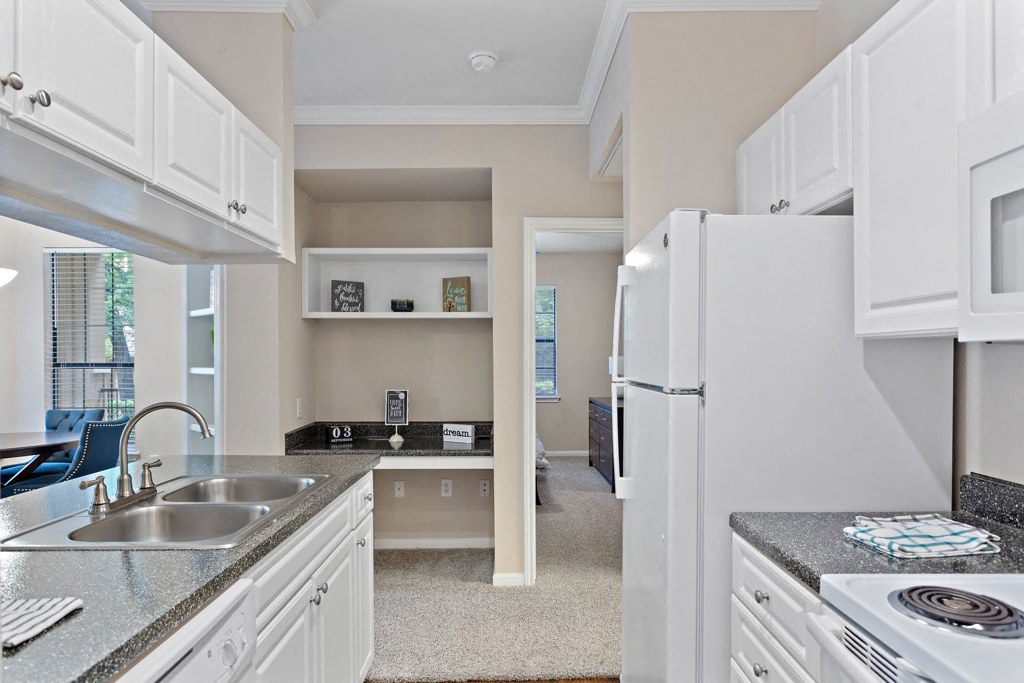 Fully Equipped Kitchen at Ventana Oaks Apartments, Austin