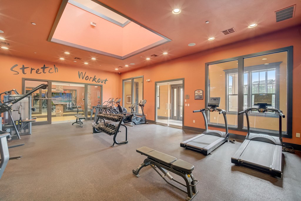 the gym at the landing at pullman apartments in pullman