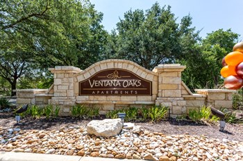 Beautifully Landscaped Entrance Beautifully Landscaped Entrance - Photo Gallery 2