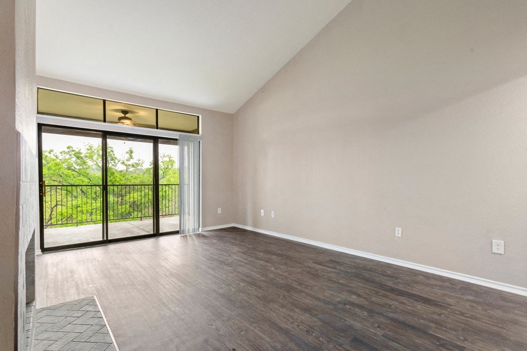 Beautiful Laminate Flooring at Waters Edge Apartment Homes, Georgetown