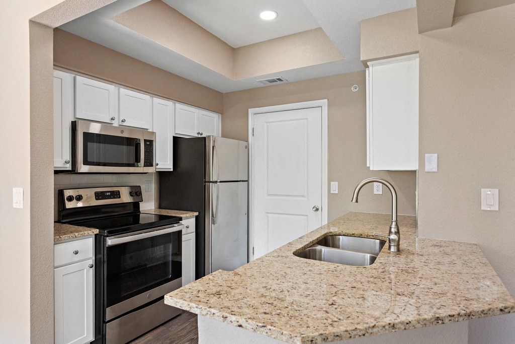 Granite Countertop Kitchen at Waters Edge Apartment Homes, Georgetown