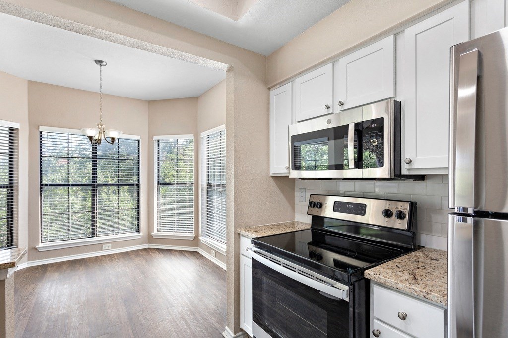 Spacious, Well Lit Kitchens at Waters Edge Apartment Homes, Texas