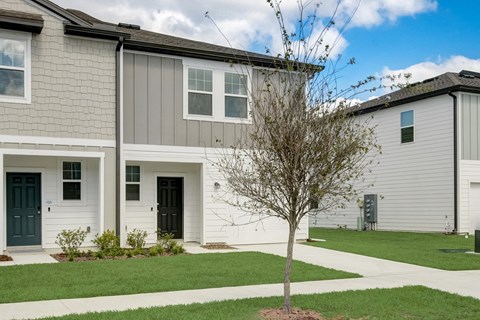 Charming exterior view of the house at Beacon at Arbours in Ruskin, FL