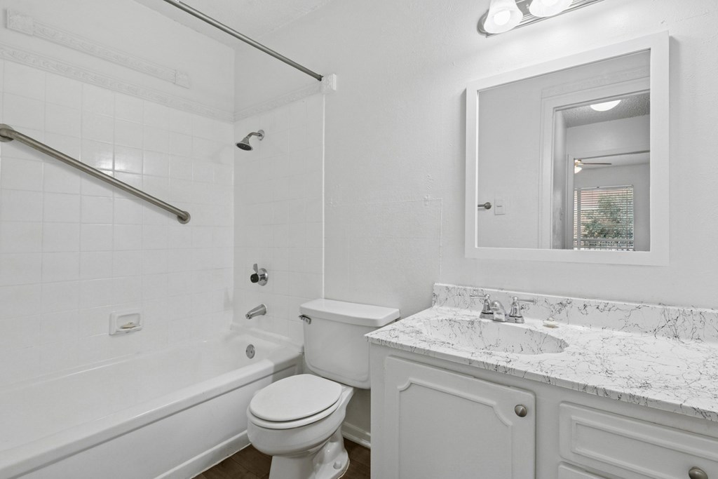 600 Baylor Apartments in Longview, TX b2 bathroom