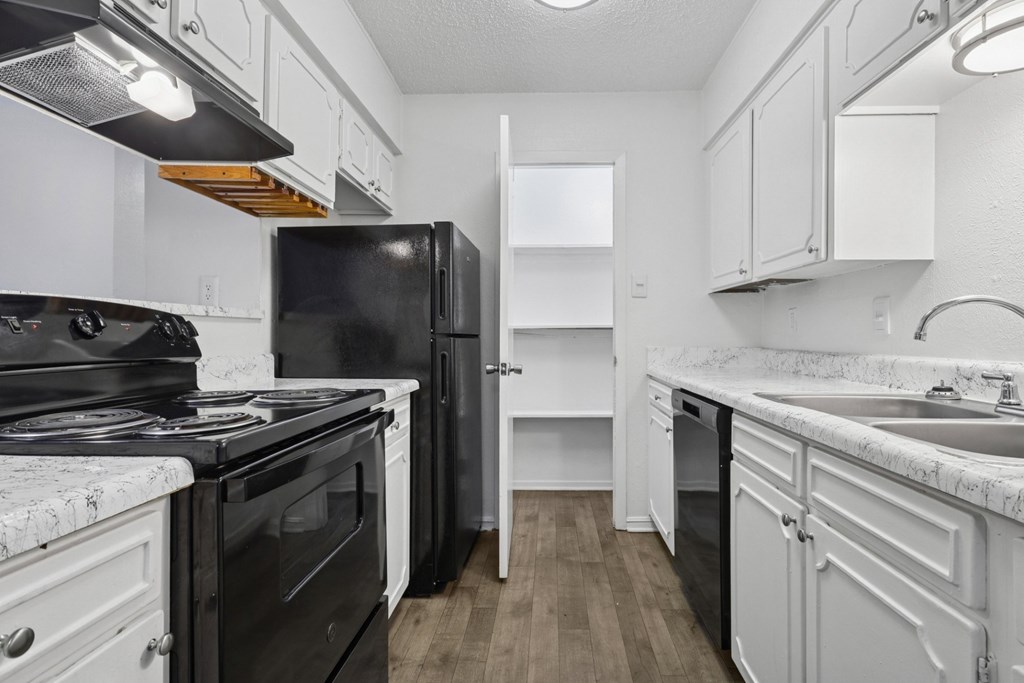 600 Baylor Apartments in Longview, TX b2 kitchen