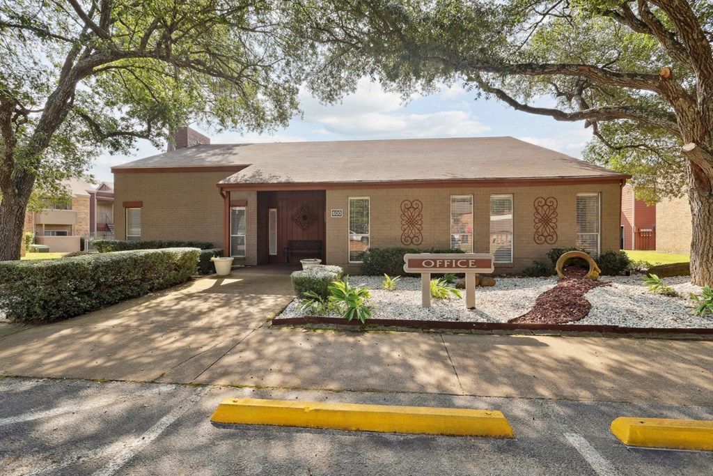 600 Baylor apartments in Longview, TX Leasing Office