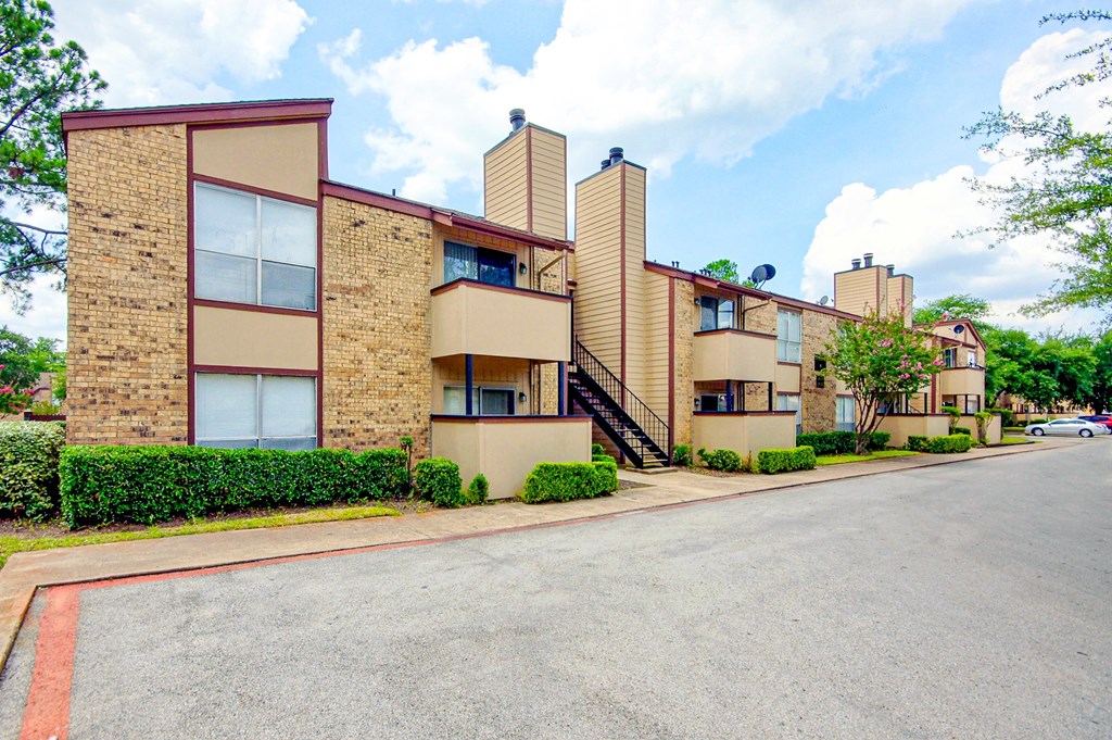 Apartment Exterior 2 at 600 Baylor in Longview Tx