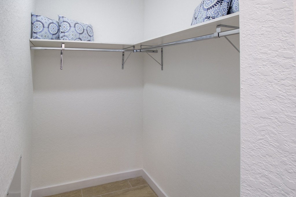 Closetat Blue Lagoon 7, Florida, 33126