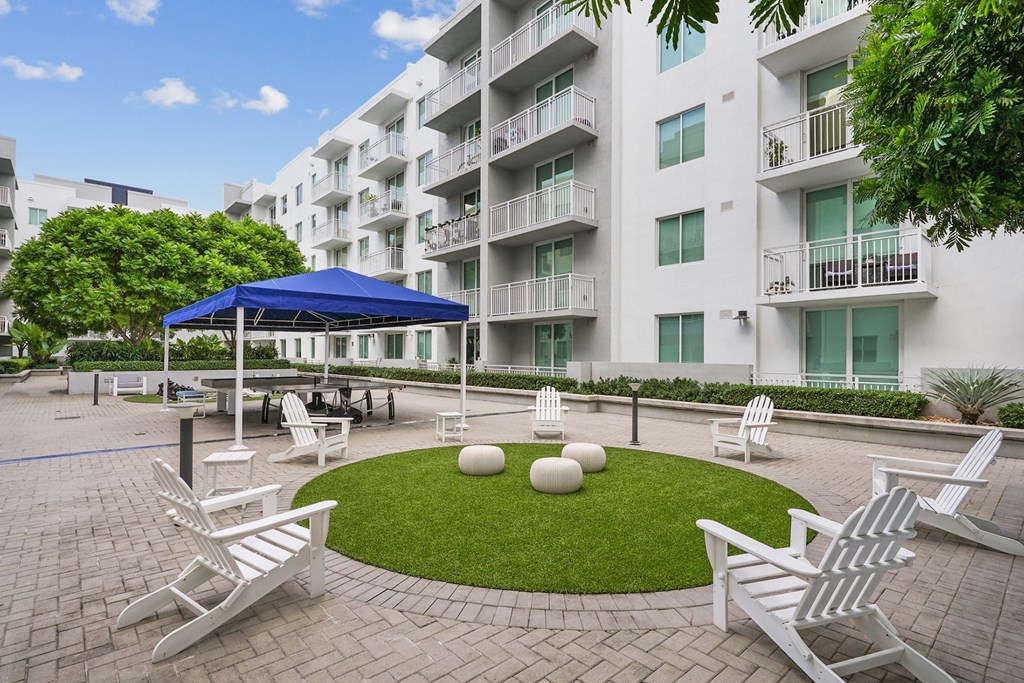 Courtyard with patio chairs at Blue Lagoon 7 in Miami, FL