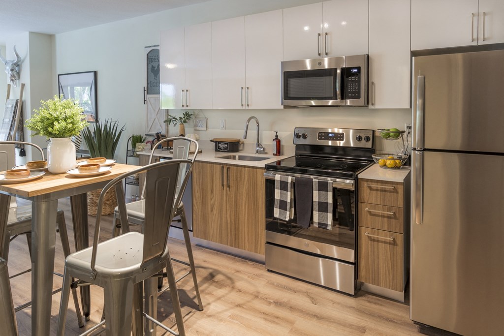 Fully Equipped Eat-In Kitchen at Bay Village1, Palmetto Bay