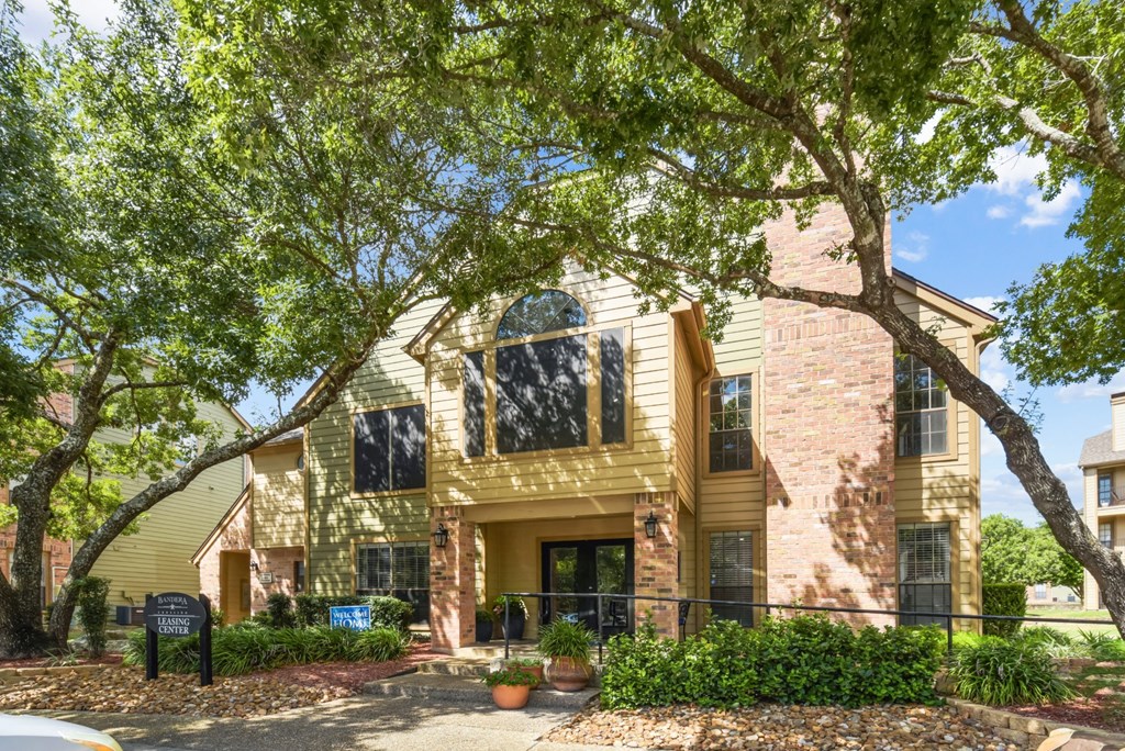 Scenic building exterior at Bandera Crossing apartments in San Antonio, TX