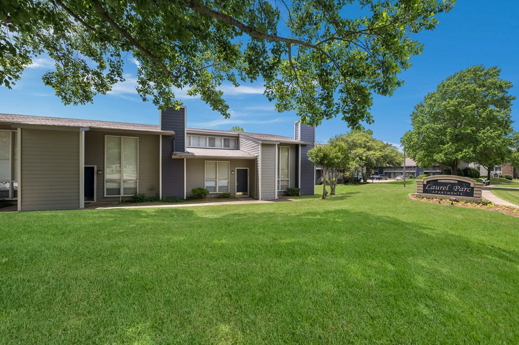 Building Exterior 1 at Laurel Parc in Shreveport, LA
