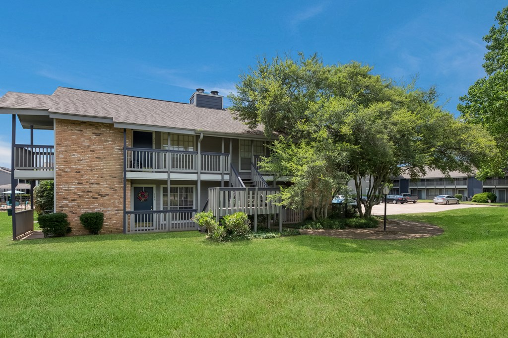 Building Exterior 2 at Laurel Parc in Shreveport, LA