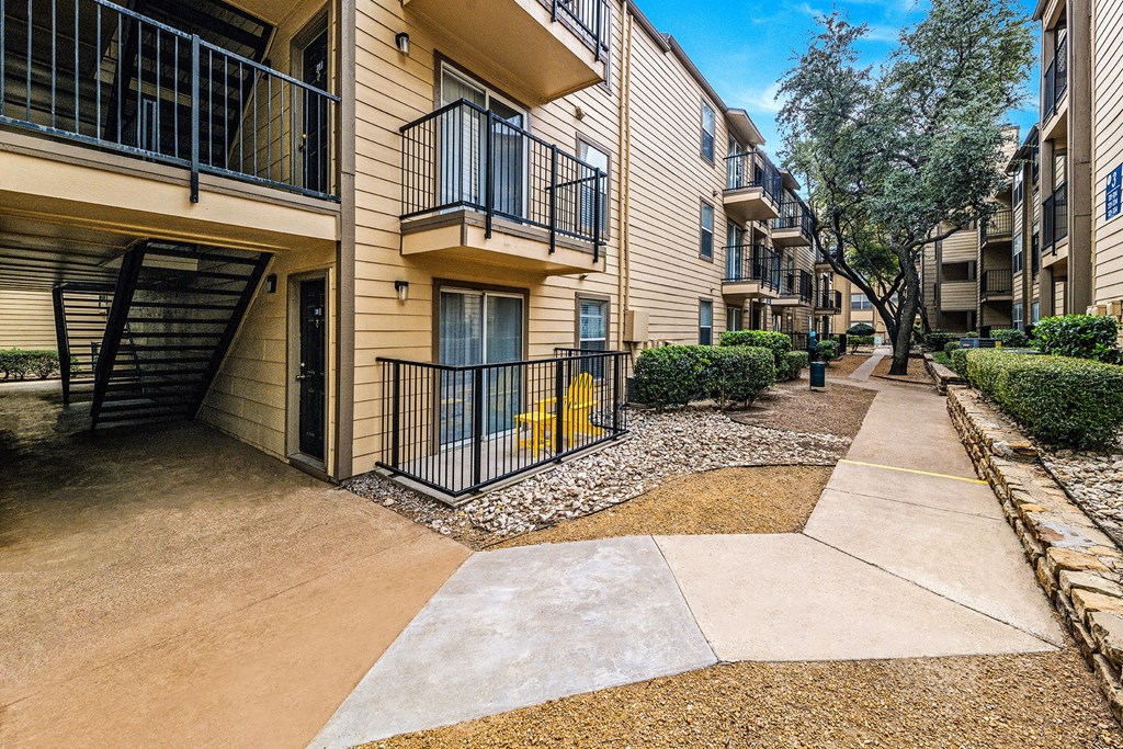 Building Exterior Landscaping at The Park on Preston in Dallas, TX