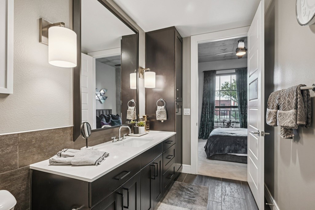 The Case Building Apartments in Dallas, TX 1 Bedroom Bathroom