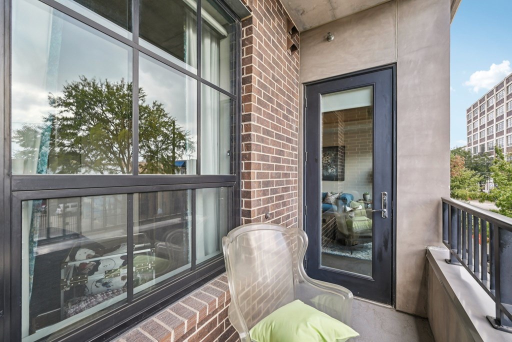 The Case Building Apartments in Dallas, TX 1 Bedroom Patio