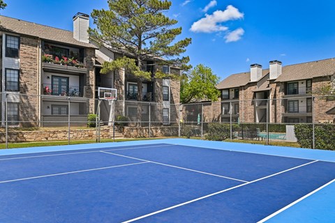 an outdoor tennis court at the enclave at woodbridge apartments in sugar land, tx