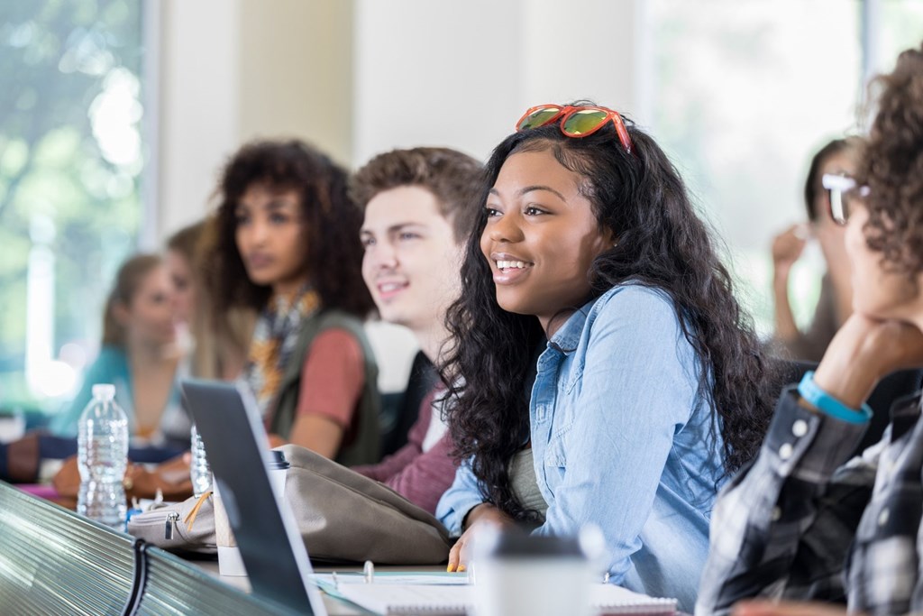 A group of students are sitting at desks in a classroom.