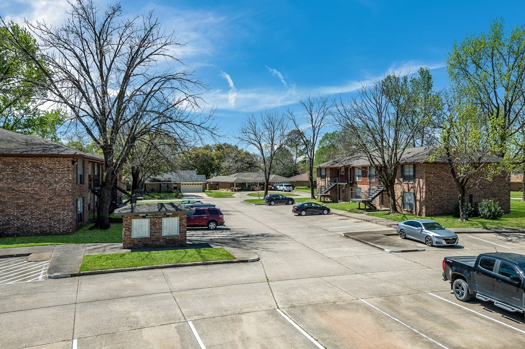 Apartment Exterior 2 at Orleans Square in Shreveport, LA