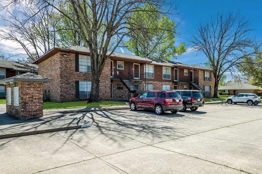 Apartment Exterior 3 at Orleans Square in Shreveport, LA