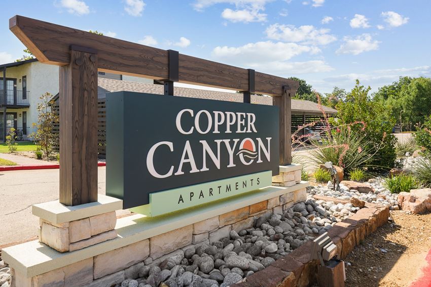 a sign that says cooper canyon apartments