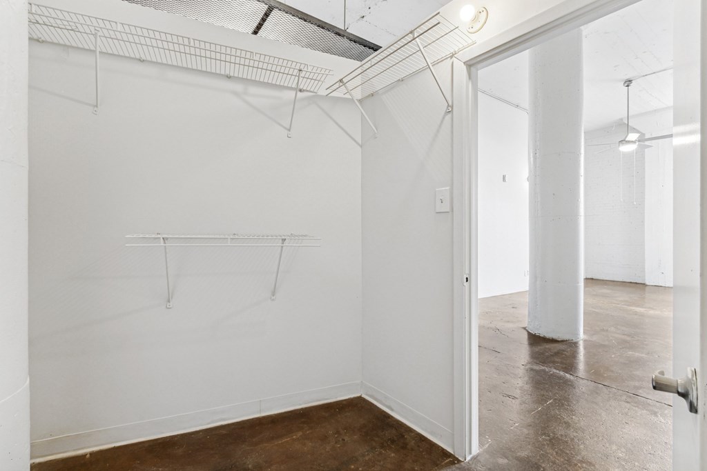 3200 Main Lofts in Dallas, TX Closet
