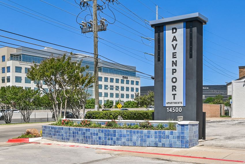 a sign that says davenport with a building in the background - Photo Gallery