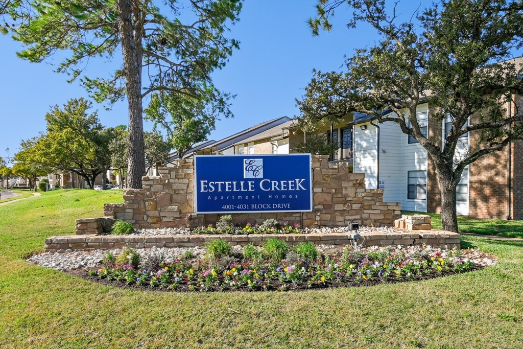 Estelle Creek Apartments in Irving, TX property sign
