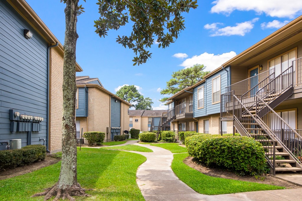 Exterior Pathways at Willow Brook Crossing Apartments in Houston, TX