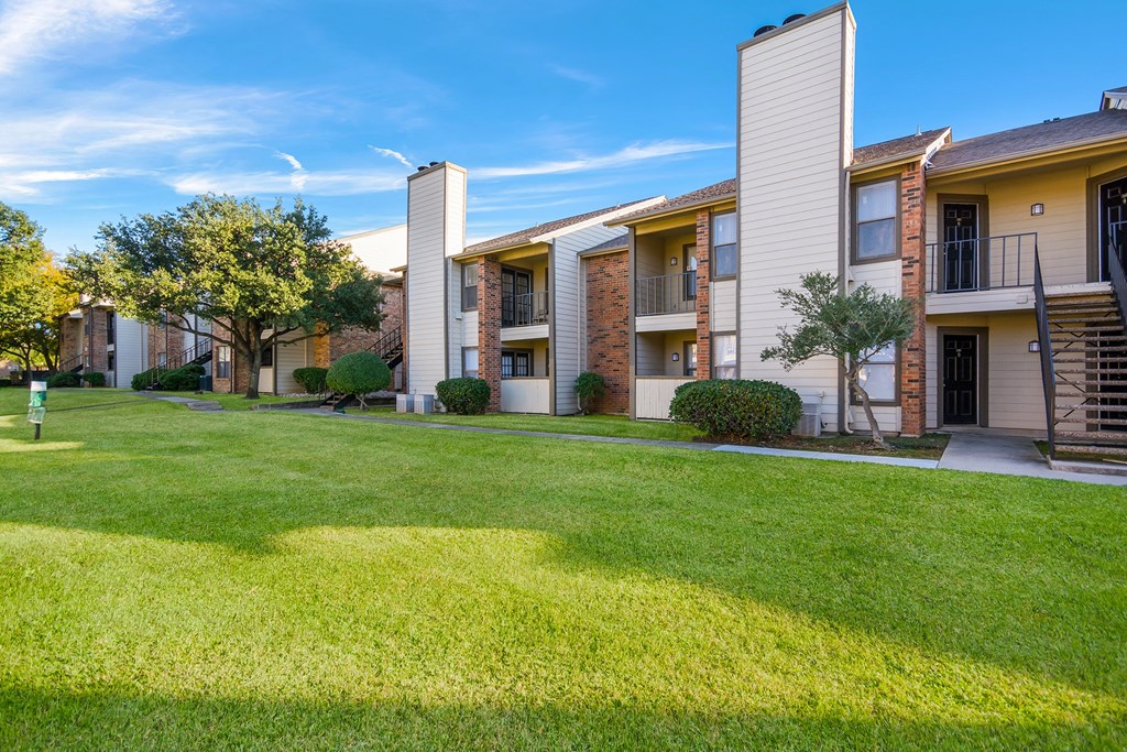 the preserve at ballantyne commons apartments with lawns and balconies