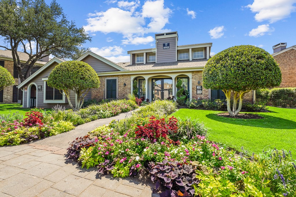 Leasing Office Entrance at Noel on the Parkway Apartments in Dallas, Texas, TX