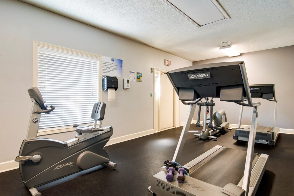 the gym at the preserve at polk apartments