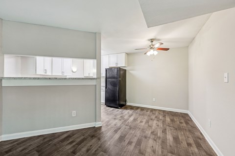 A dining room with a ceiling fan and wood floor at Gwinnett Square Apartments in Duluth, GA
