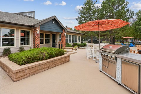 Outdoor courtyard with grills at Greensview in Aurora, CO